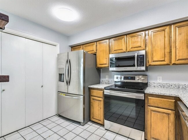 Building Photo - Charming 2 Bedroom, 1.5 Bathroom Home with...