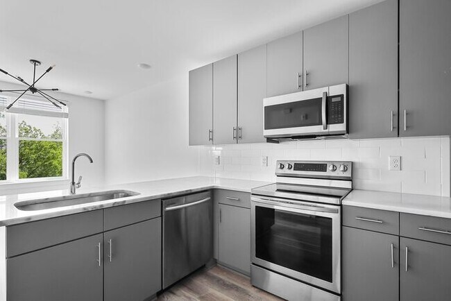 Building Photo - 525 Parkway Dr NE