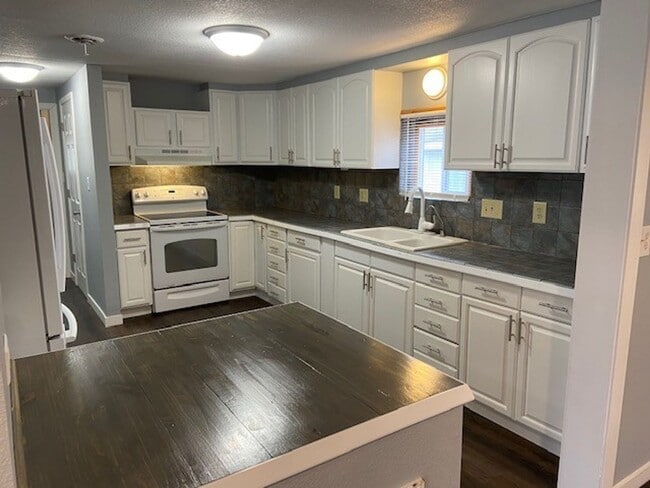 Building Photo - Single-Family Home in Hollister