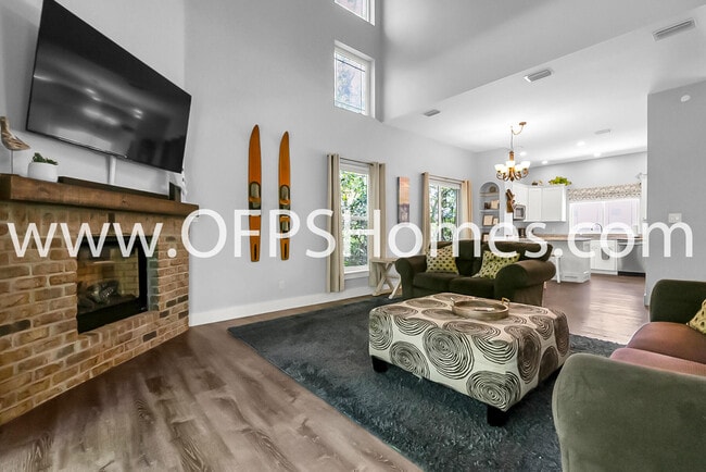 Building Photo - 712 Cypress Dr