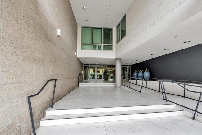 Building Photo - 425 W Beech St