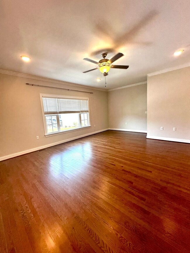 Building Photo - End Unit Townhouse for Rent in Crescent Ridge