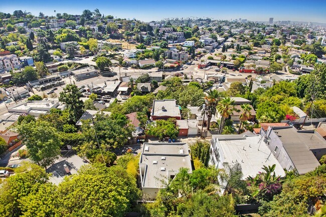Building Photo - Your Perfect 3/2.5 Los Angeles Home Available Now!