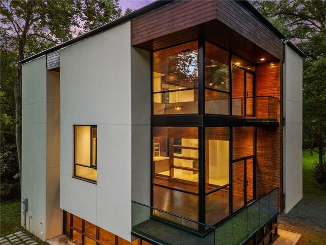 Building Photo - 2105 Fairhaven Cir NE
