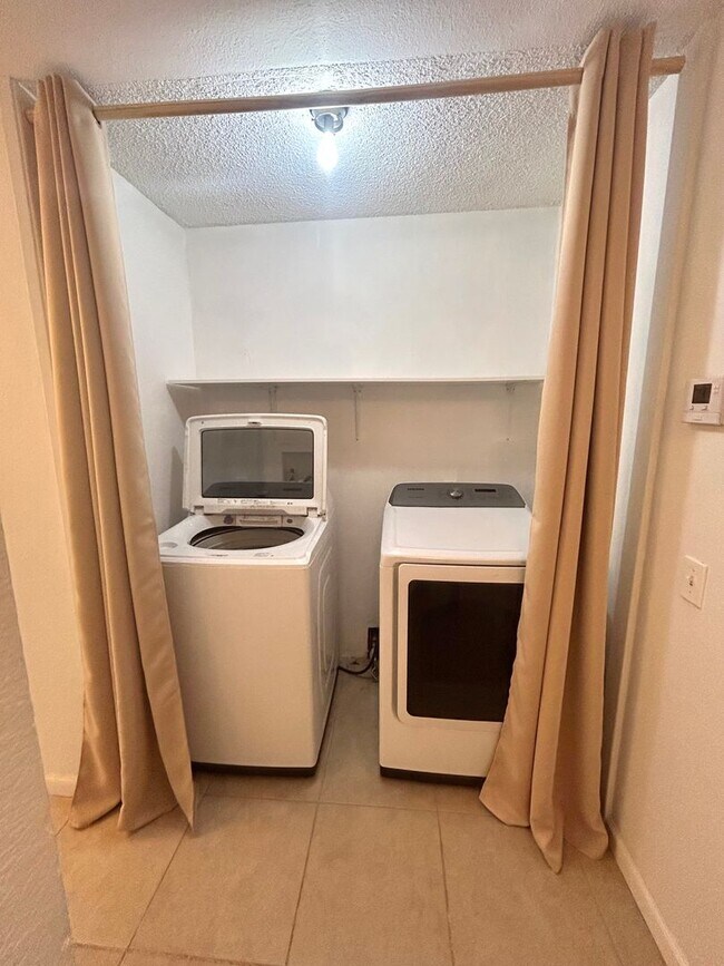Building Photo - Spacious 3 Bedroom 2 Bathroom Home with Solar