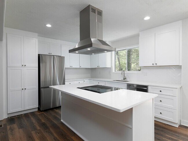 Building Photo - 2506 Kingsley Dr NE