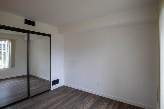 Building Photo - 800 Brook Dr