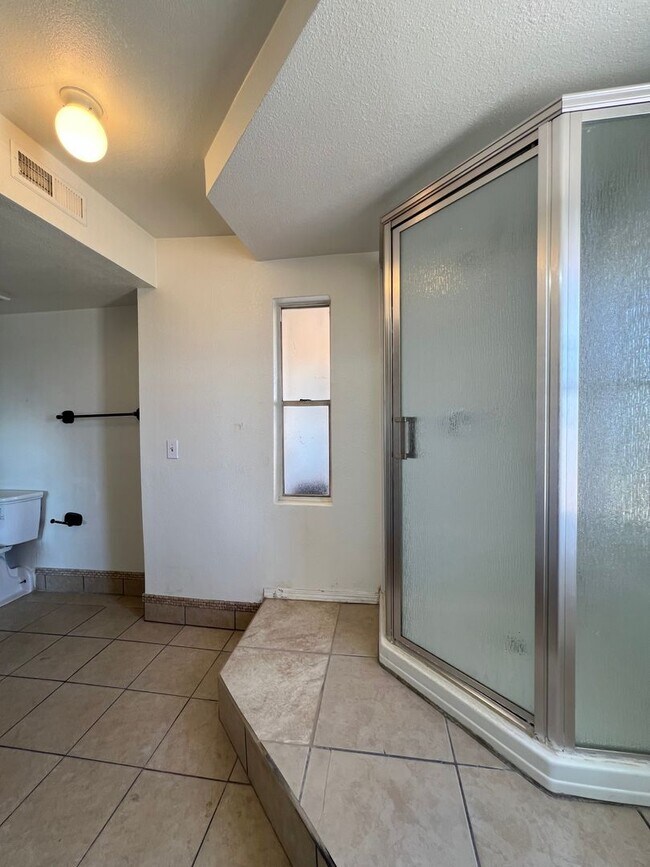 Building Photo - Beautiful 4 Bedroom 2 Bathroom Home
