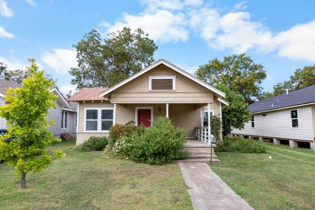 Building Photo - Available Now! Charming 2 Bed / 2 Bath Craftsman Home Near Downtown Waco