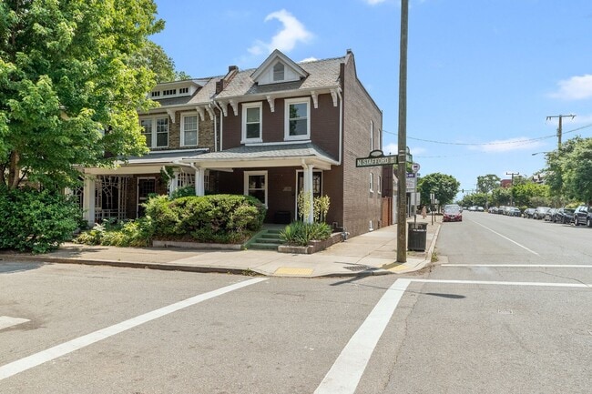 Primary Photo - Classic Fan Rowhome for Lease