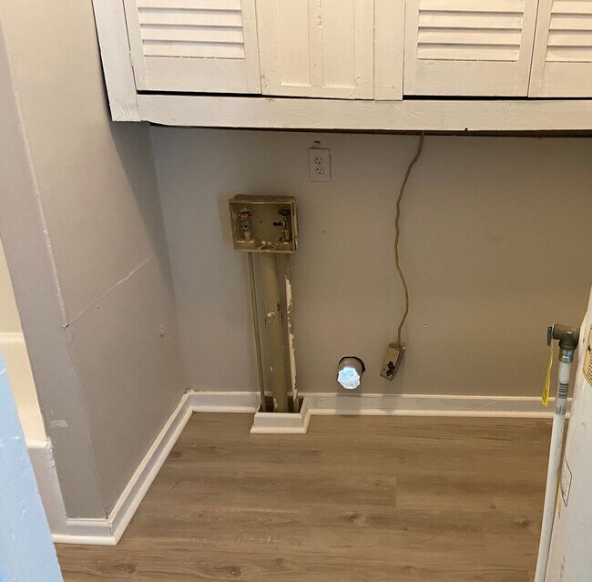 Building Photo - **AVAILABLE NOW**4 Bedroom / 1 Bathroom Ho...