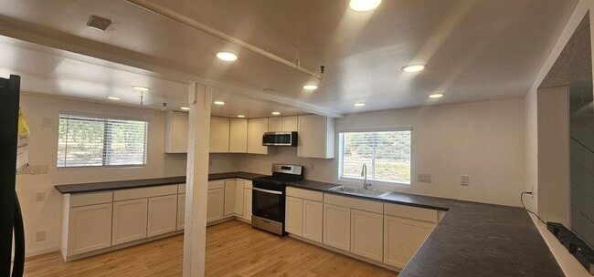 Building Photo - Rancho De Oro