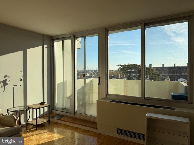 Building Photo - 604 S Washington Square