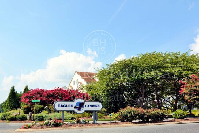 Building Photo - 3 BR, 2.5 BA Versailles Townhouse - Pet Fr...