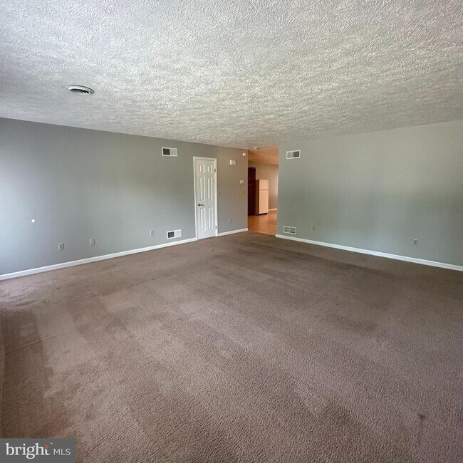 Building Photo - 323 Stonegate Ct