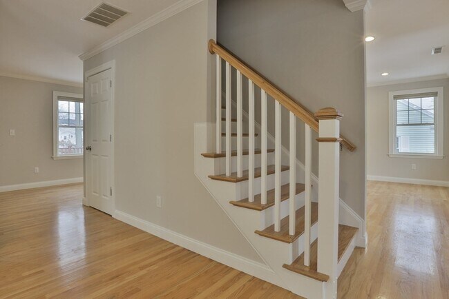 Building Photo - 207 Renfrew St