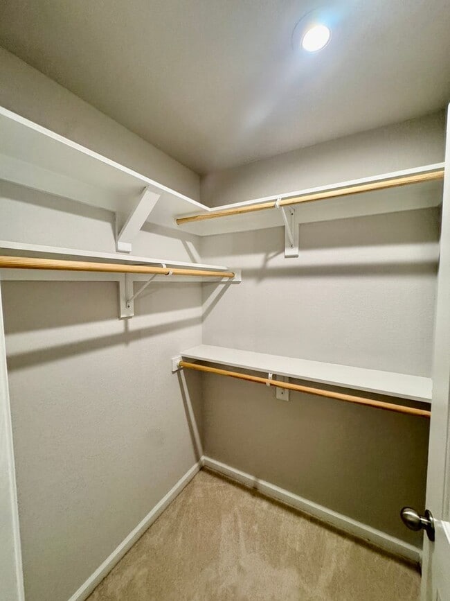 Building Photo - Spacious 3 Bedroom Townhouse