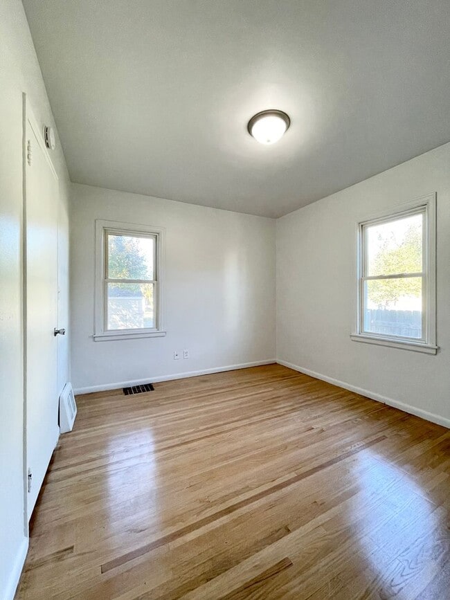 Building Photo - Stunning 4 Bedroom House in Richfield!
