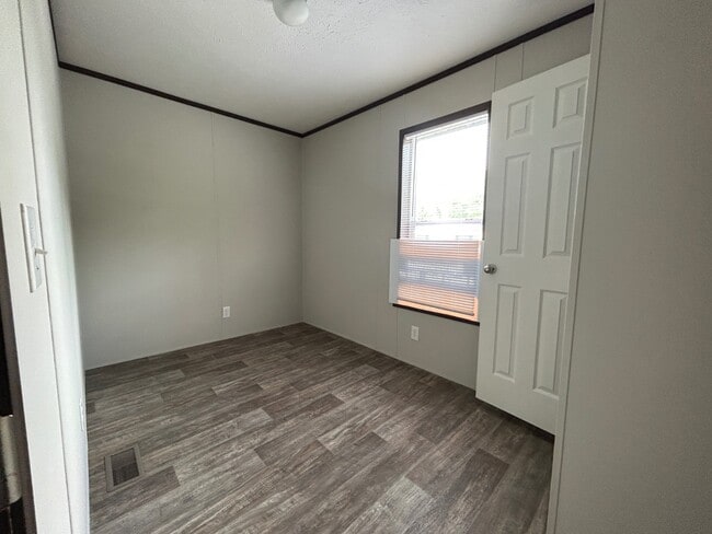 Building Photo - 733 Ascot Cir