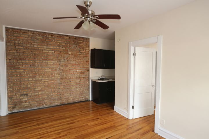 Building Photo - 958 W Cornelia Ave