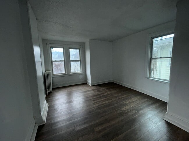 Building Photo - 5 bed 2 bath