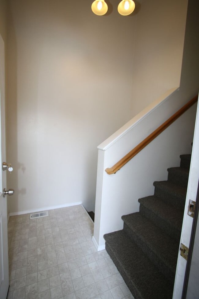 Building Photo - 3 Bedroom Eagle River Townhouse!