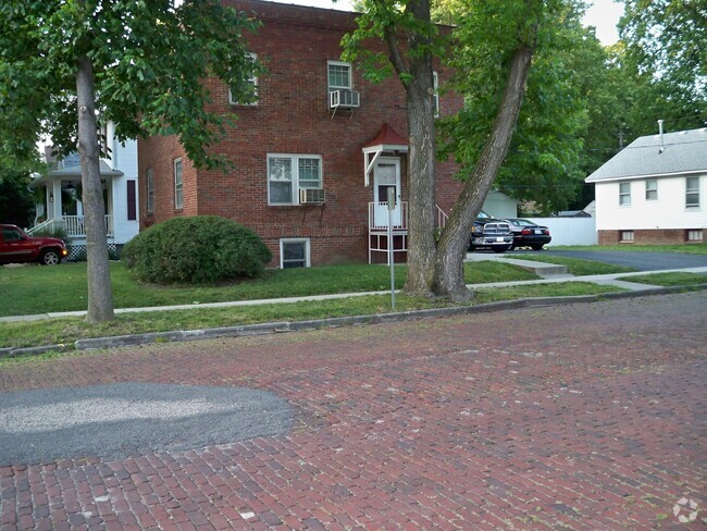 Building Photo - 331 W Cedar St