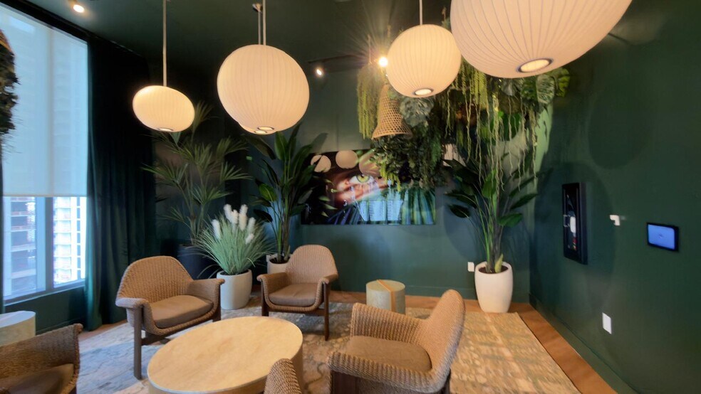 Building Photo - 121 NE 5th St