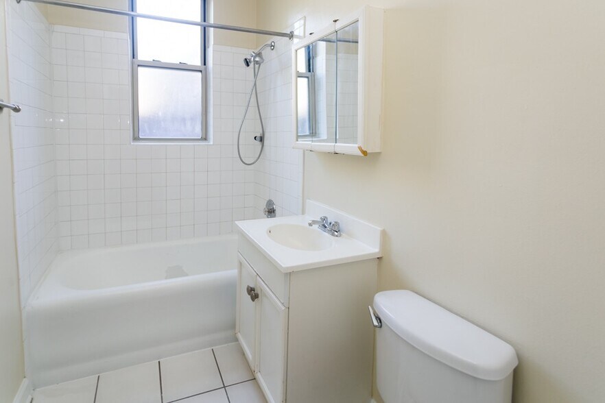 Building Photo - 559 W Aldine Ave