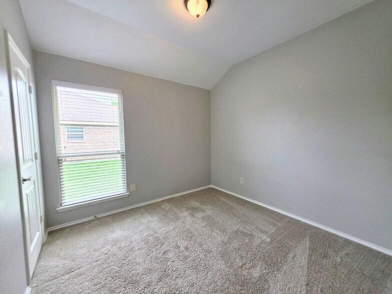 Building Photo - 1809 Rodeo Dr