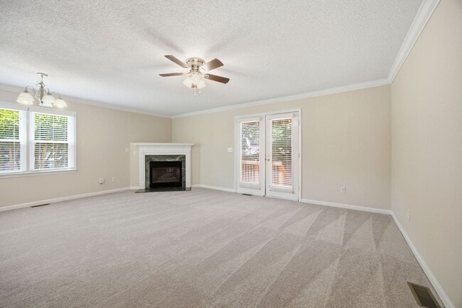 Building Photo - Beautiful End-Unit Townhome with Fresh Updates in Convenient Raleigh Location!