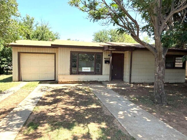 Building Photo - Handyman Special $0 First Month's Rent / “You fix, you SAVE BIG!!” Contact Diane for details: 806...