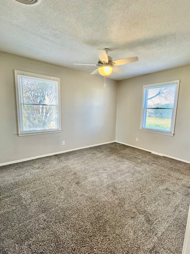 Building Photo - 825 David Ln