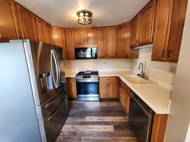 Building Photo - 4 Bedroom in East Moline  MUST SEE!!!
