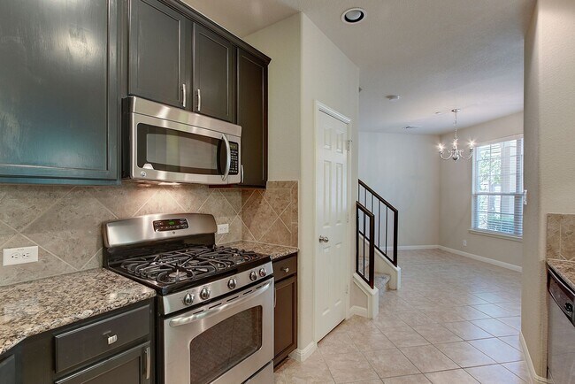 Building Photo - Immaculately Maintained 2/2.5 Townhome In ...