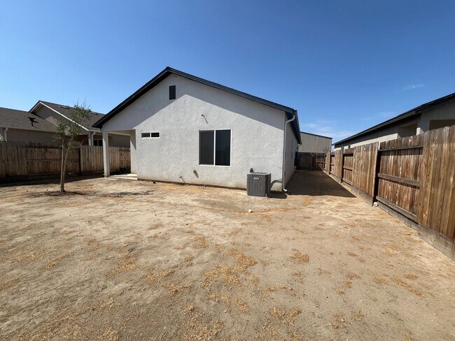 Building Photo - 587 Sandtrap Ln