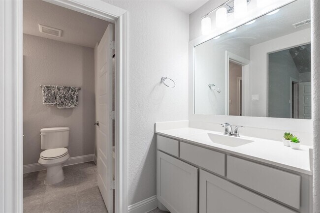 Building Photo - 16611 Highland Country Dr