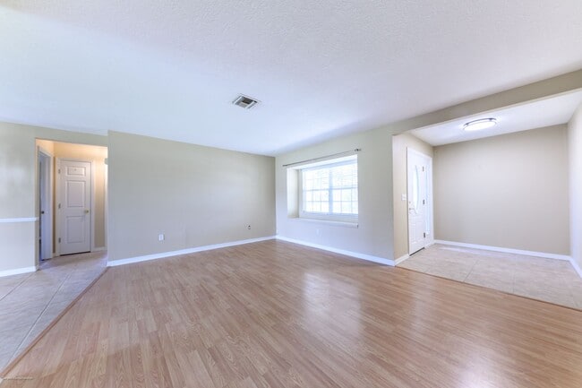 Building Photo - price drop!! PET FRIENDLY- WATERFRONT- SPACIOUS- CENTRAL LOCATION