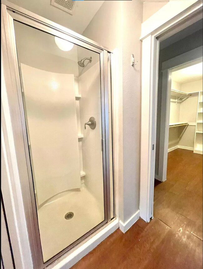 Building Photo - Spacious 4X2 North Loop Duplex