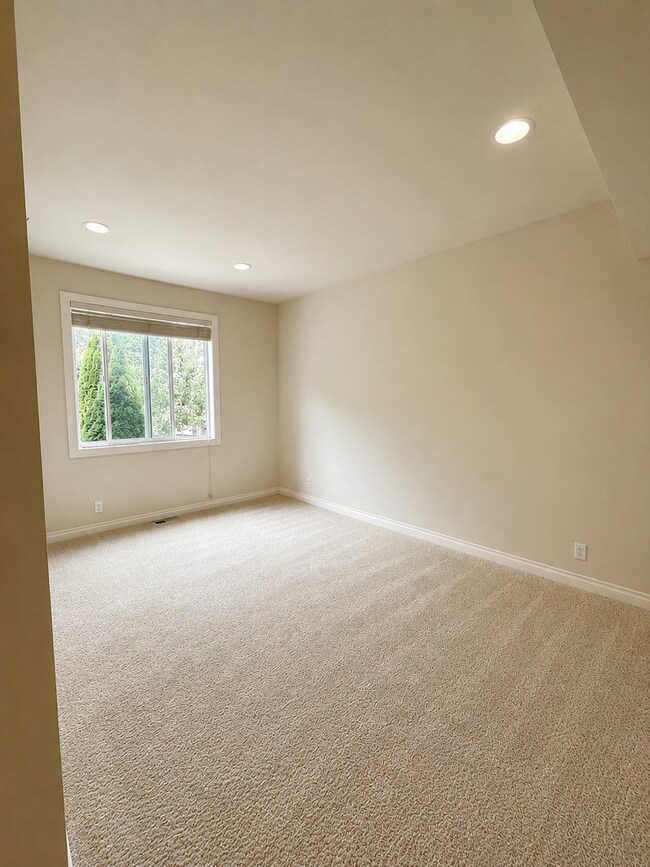 Building Photo - Spacious 5 Bedroom Home with A/C, Den, Waterfall in Prime Kenmore Cul-de-Sac
