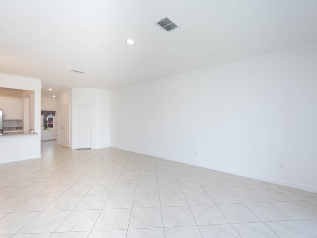 Building Photo - Newer-construction townhome in the highly desirable Lorraine Lakes