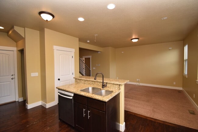 Building Photo - Great 3 Bed 2.5 Bath Townhome in Great Location!!!