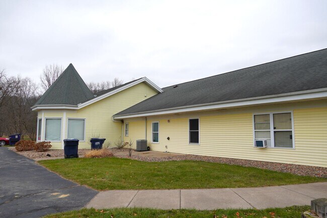 Building Photo - 1 Bedroom 1 Bath Apartment Available- All Utilities Included