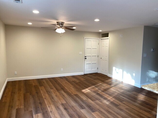 Building Photo - Upgraded 2 bedroom condo in a gated commun...