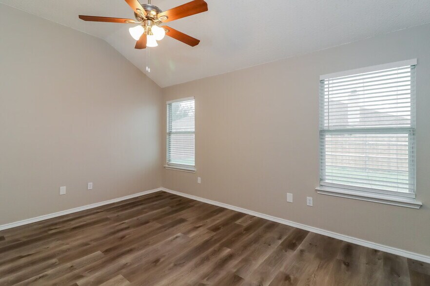 Building Photo - 709 Cumberland Dr