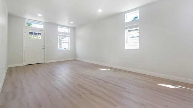 Building Photo - Modern North Beacon Hill Home with Updated Finishes and Great Amenities
