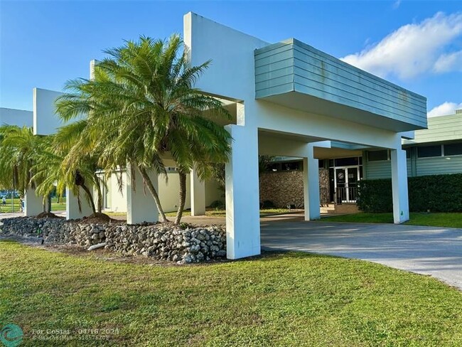 Building Photo - 1055 Country Club Dr