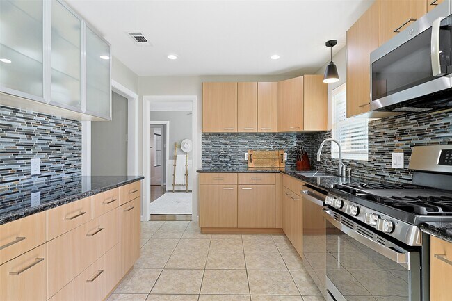 Building Photo - 2015 Woodcrest Dr