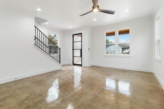 Building Photo - 114 Shady Bluff Dr