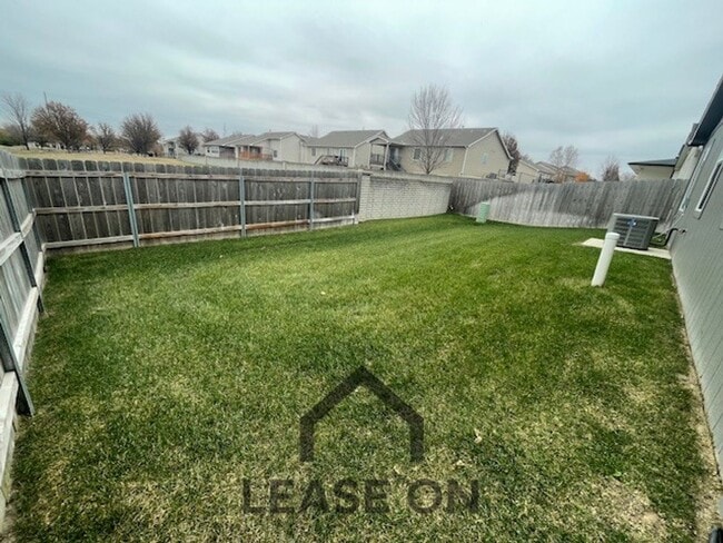 Building Photo - Spacious 3 Bedroom Home with Oversized Primary Suite near Webb & Pawnee